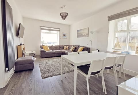 PLAS DARIEN-3 BED APT- SEA VIEWS - SLEEPS 5 House in Trearddur Bay