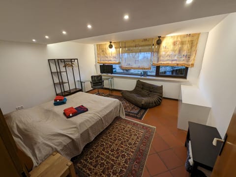 Bed, TV and multimedia, Photo of the whole room, Seating area, Bedroom, towels