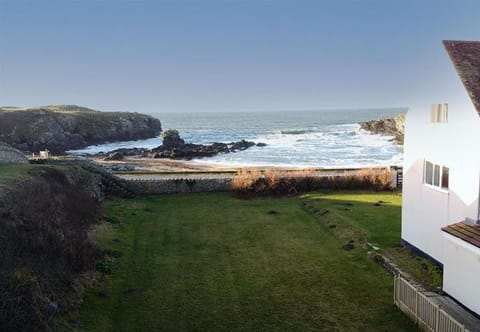 GWYNFA-3 BED- GROUND FLOOR APT - SEA VIEWS - TREARDDUR BAY House in Wales