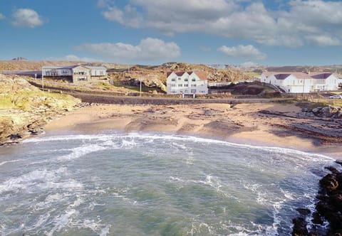 GWYNFA-3 BED- GROUND FLOOR APT - SEA VIEWS - TREARDDUR BAY House in Wales