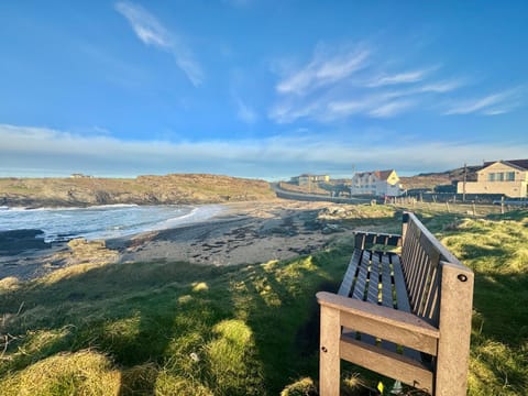 GWYNFA-3 BED- GROUND FLOOR APT - SEA VIEWS - TREARDDUR BAY House in Wales