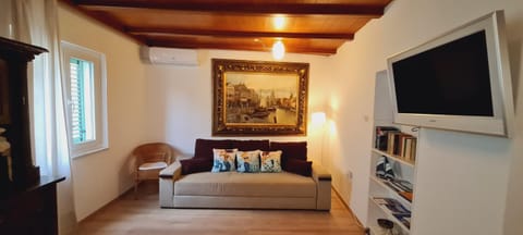 TV and multimedia, Living room, Seating area, Evening entertainment, air conditioner