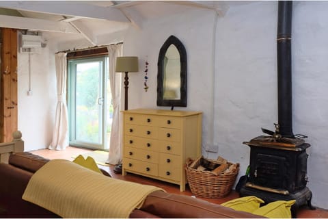 Cottage Sleeps 2- Wood Fire Garden Pets Parking House in England