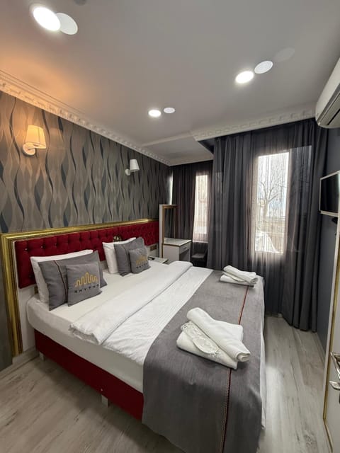 Bed, towels