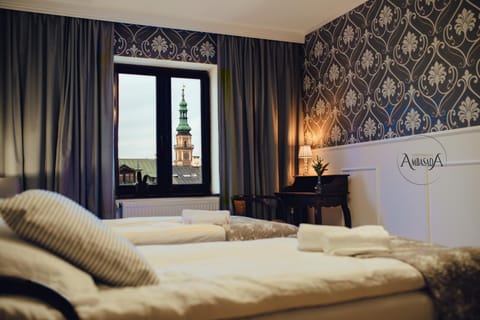 Bed, Photo of the whole room, Seating area, Bedroom, City view