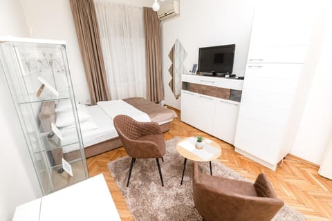TV and multimedia, Seating area, air conditioner