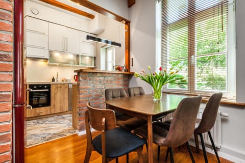 Kitchen or kitchenette, Dining area, dishwasher, stove