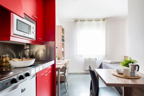 Kitchen or kitchenette, Dining area