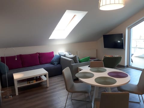 TV and multimedia, Kitchen or kitchenette, Living room, Seating area, Dining area