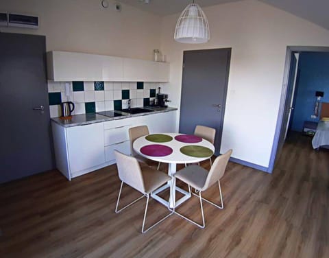 Coffee/tea facilities, Kitchen or kitchenette, Living room, Photo of the whole room, Dining area, Bedroom