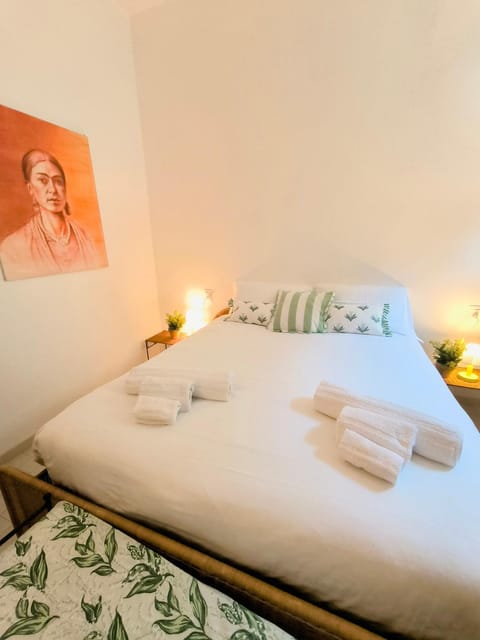 Photo of the whole room, Bedroom, towels