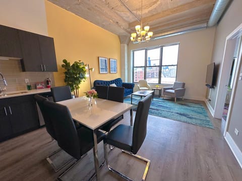 Kitchen or kitchenette, Living room, Seating area, Dining area