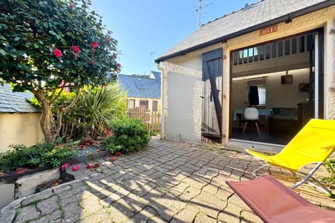 Maisonnette de charme Bord de mer Piscine House in Guidel