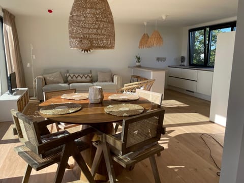 Kitchen or kitchenette, Seating area, Dining area