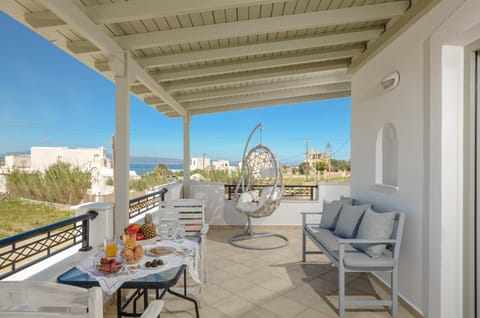 Patio, Day, Natural landscape, View (from property/room), Balcony/Terrace, Living room, Food and drinks, Seating area, Dining area, Food, Sea view