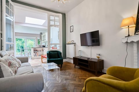 Beautiful 1900 house full equipped, 4bdrm+ garden! House in Lille