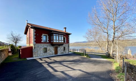 Property building, Off site, BBQ facilities, Garden, Autumn, On site, Lake view, Mountain view, Location