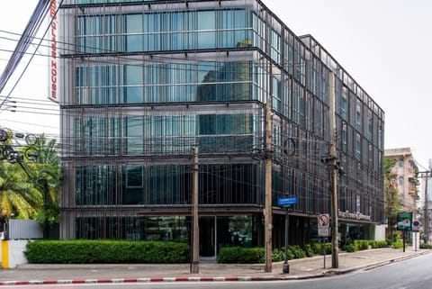 Property building, Neighbourhood, Location