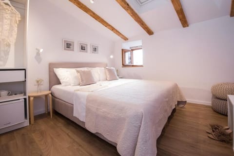 Property building, Bed, Decorative detail