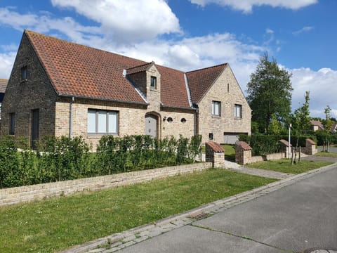 MOLO house - cosy house with sunny garden and bbq in silent surroundings - near the BEACH - ideal for families and quiet groups - 15 km from BRUGES House in Bruges