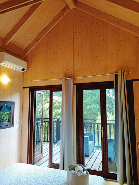 Photo of the whole room, Bedroom, air conditioner