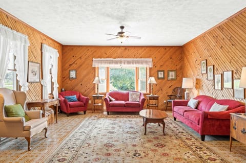 Country Lodge for 18, With Pool and Pond, Near Ark House in Ohio