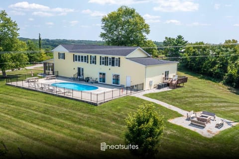 Country Lodge for 18, With Pool and Pond, Near Ark House in Ohio