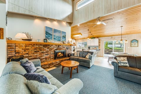 Beachtown Bliss House in Rockaway Beach