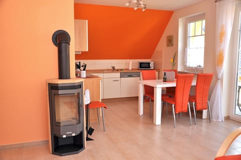 Kitchen or kitchenette, Dining area