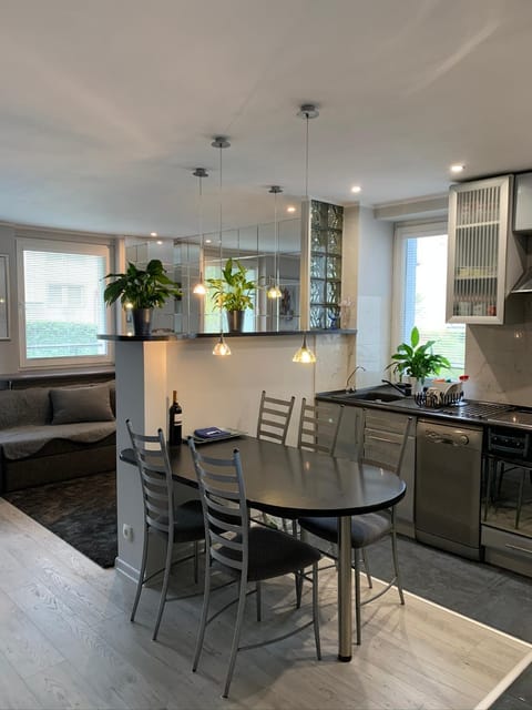 Kitchen or kitchenette, Dining area, Communal kitchen