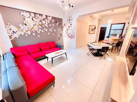 TV and multimedia, Kitchen or kitchenette, Living room, Seating area, Dining area