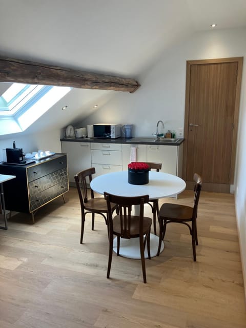 Coffee/tea facilities, Kitchen or kitchenette, Dining area, microwave, kitchen