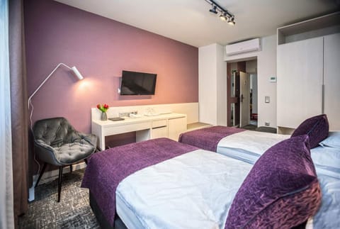 Bed, TV and multimedia, Photo of the whole room, Seating area, Bedroom, hair dresser, wardrobe
