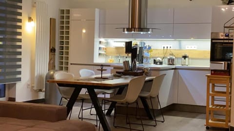 Coffee/tea facilities, Kitchen or kitchenette, Decorative detail, Dining area