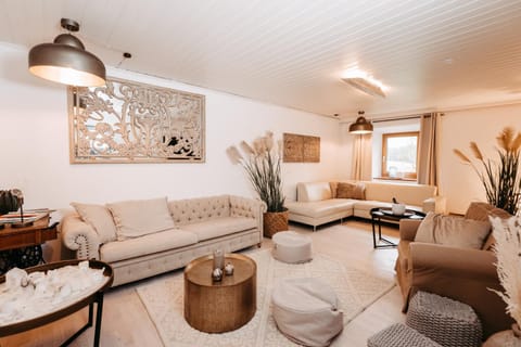 Chalet Wiesengut all famous ski areas around us, 10 min to salzburg, mountainview House in Salzburgerland