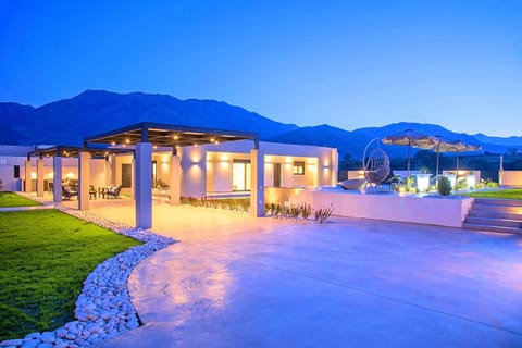 Property building, Facade/entrance, Garden, Balcony/Terrace, On site, Swimming pool