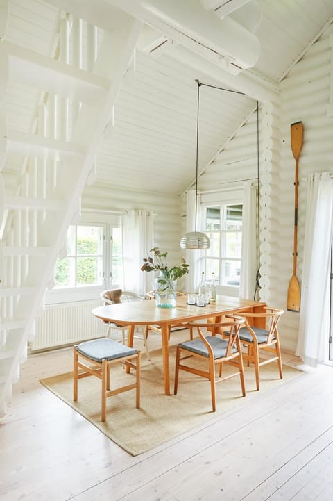 Seating area, Dining area, Food