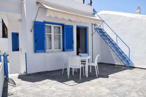 Facade/entrance, Balcony/Terrace