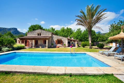 Property building, Natural landscape, Swimming pool, Swimming pool, sunbed