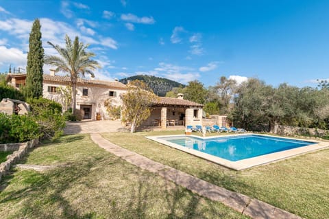 Property building, Day, Natural landscape, Garden, Garden view, Mountain view, Pool view, Swimming pool, sunbed