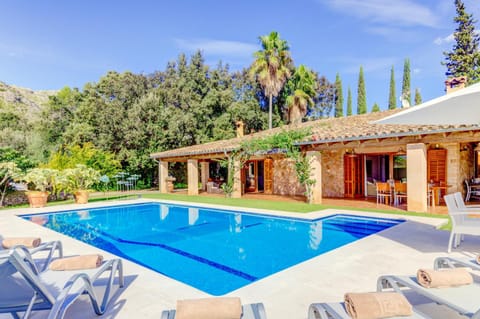 Property building, Patio, Swimming pool, Swimming pool, sunbed
