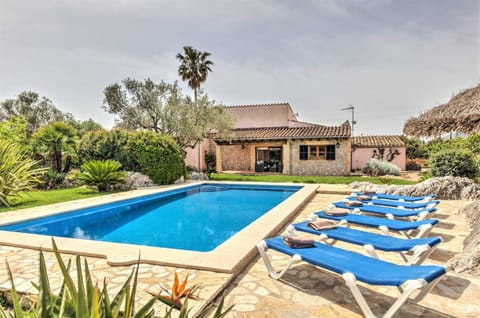 Property building, Patio, Garden, Garden view, Pool view, Swimming pool, Swimming pool, sunbed