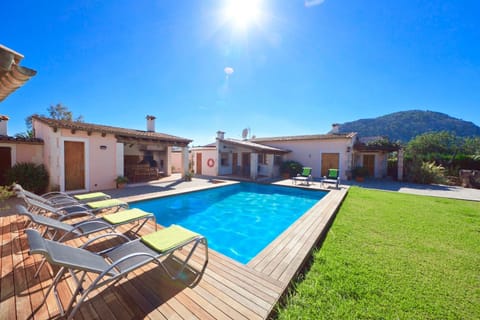 Property building, Facade/entrance, Off site, Garden, Garden view, Mountain view, Pool view, Swimming pool, sunbed