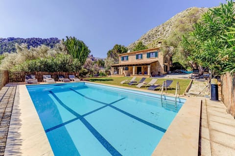Property building, Floor plan, Mountain view, Pool view, Swimming pool, sunbed