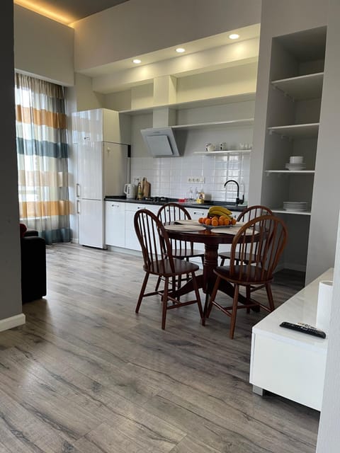 TV and multimedia, Kitchen or kitchenette, Living room, Seating area, Dining area