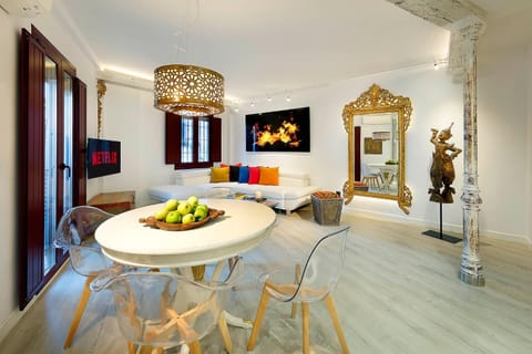 TV and multimedia, Balcony/Terrace, Balcony/Terrace, Kitchen or kitchenette, Living room, Photo of the whole room, Decorative detail, Seating area, Dining area, Bedroom, City view, Landmark view, Mountain view, Street view