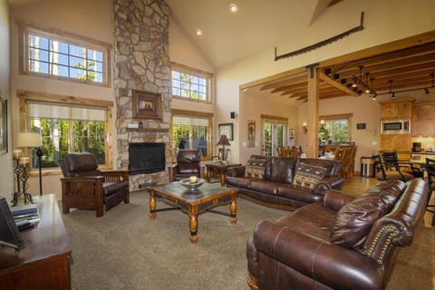 TV and multimedia, Living room, Seating area, fireplace