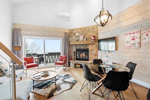 TV and multimedia, Living room, Dining area, fireplace