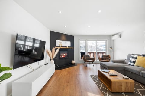 TV and multimedia, Living room, Seating area, fireplace