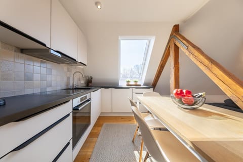 Kitchen or kitchenette, Dining area